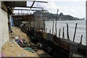Réchauffement climatique : l'océan envahit lentement le plus grand bidonville du Liberia