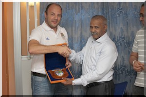 Le FC Nouadhibou honore le Consul Général du Maroc à la fin de sa mission