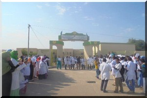 Sit-in des étudiants de Médecine en grève devant leur ministère de tutelle
