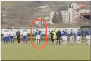 Football : un joueur demande  une arbitre de touche en mariage  VIDEO