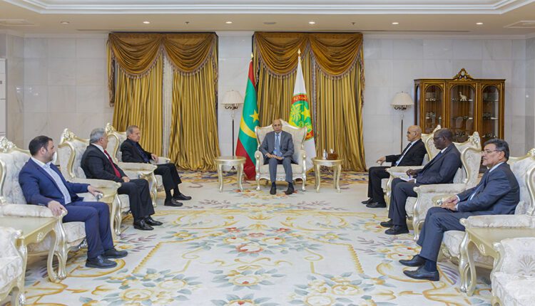 Le Président de la République reçoit un envoyé spécial du Président de la Palestine