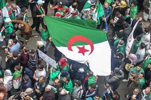 Algérie : la langue française bientôt bannie des universités ? (VIDEO)