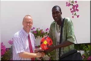 L’ambassade d’Allemagne en Mauritanie fait un don de ballons à l’Académie de football Ndiaga Dieng Sports-Etudes [PhotoReportage]