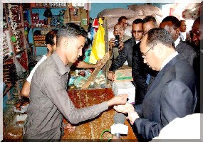 Accès aux boutiques Emel 2012 : Bousculades et disputes au quotidien. 