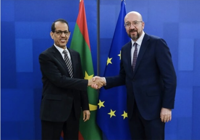 Avec « Une ambassade dans la poche ! », on ne parle plus de critique, mais de pure fiction