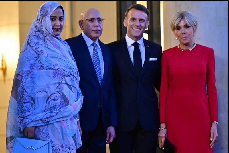 Parure dorée et robe de bal rouge, Brigitte Macron sur son 31 pour accueillir le couple présidentiel mauritanien