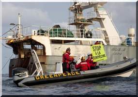 Greenpeace interpelle un chalutier usine pillant les eaux d'Afrique de l'ouest