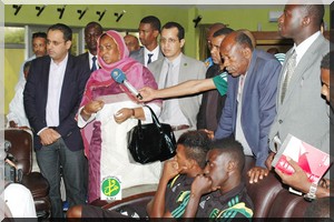 La ministre de la Jeunesse et des sports accueille à l'aéroport de Nouakchott l'équipe nationale de football