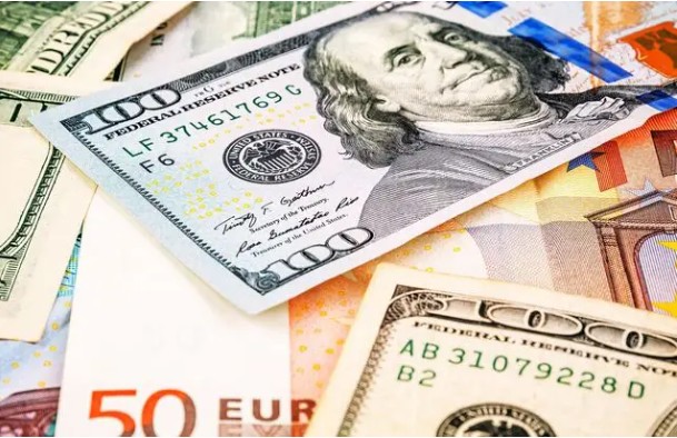 L'euro vaut moins d'un dollar, une première depuis fin 2002