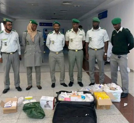 Une nouvelle quantité de médicaments saisie à l’aéroport d’Oumtounsi en coopération avec la douane