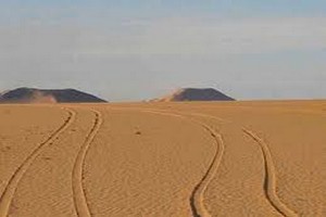 Équipement : La route de la commune de Tigeund sous les dunes de sable
