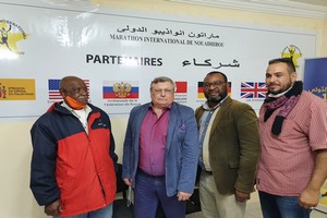 L’Ambassadeur de Russie au Bureau du marathon de Nouadhibou avec un cadeau de fin d’année (une formation en Russie)