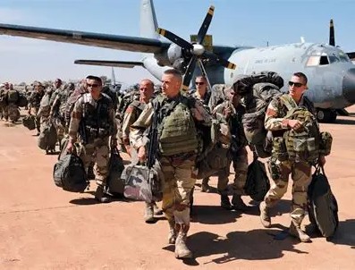 La France met fin à sa coopération antiterroriste avec le Mali et expulse deux de ses diplomates