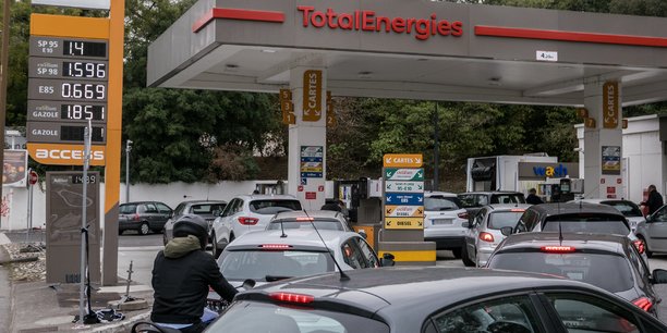 Grèves, réquisitions, stations à sec : la France manque de carburants