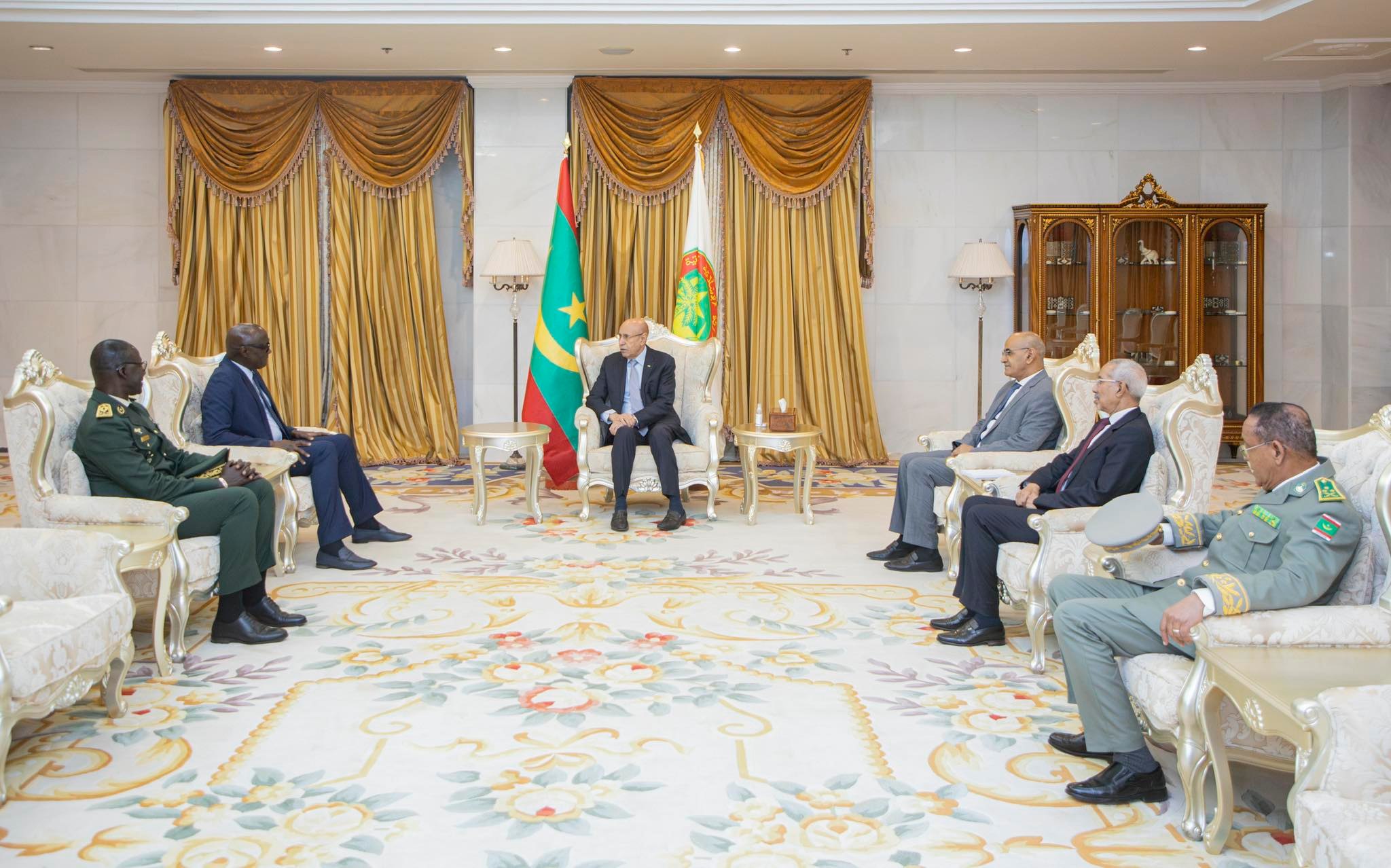 Le Président de la République reçoit le Ministre des Forces Armées de la République du Sénégal