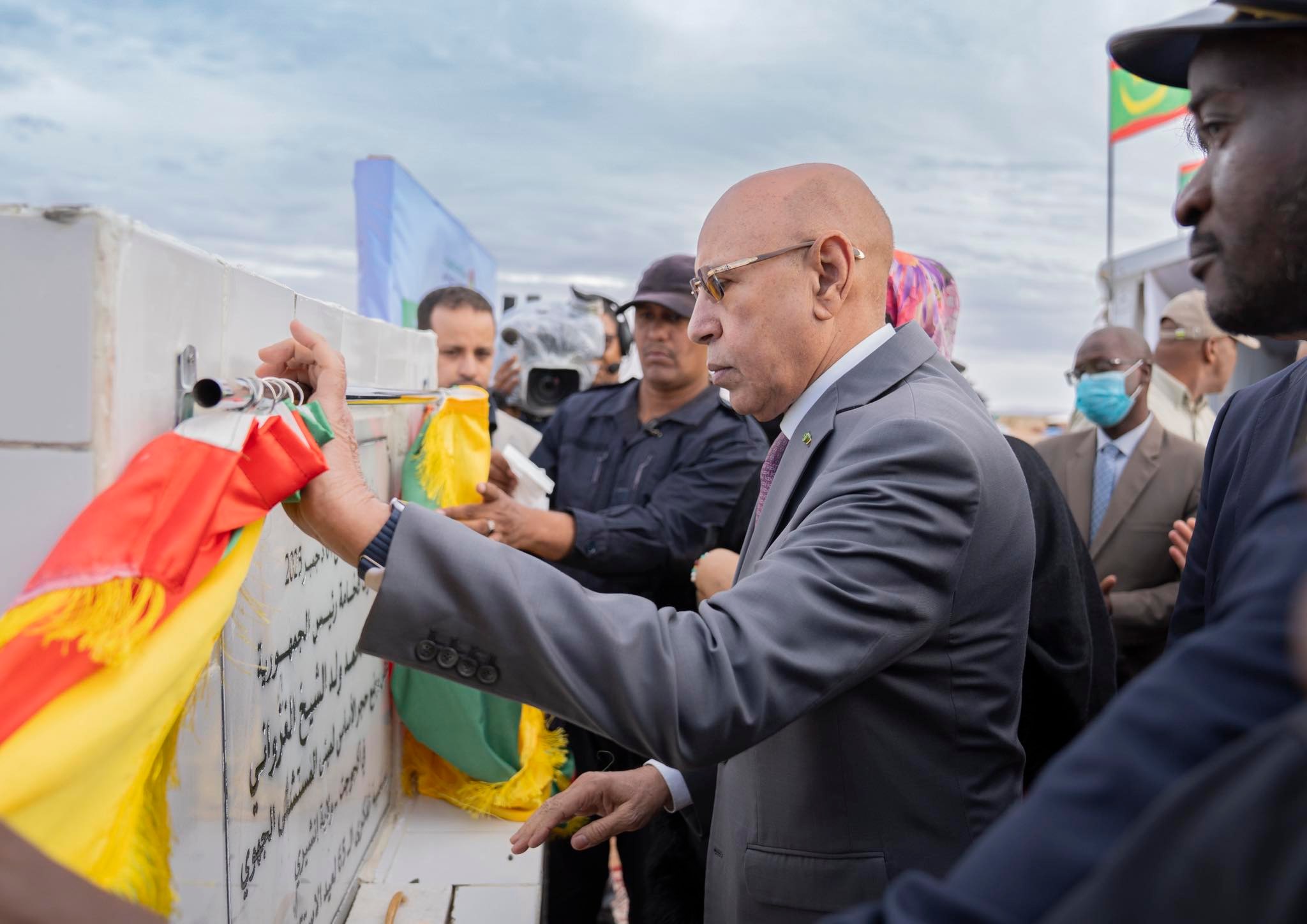 Le Président de la République pose la première pierre de l’hôpital régional d’Akjoujt