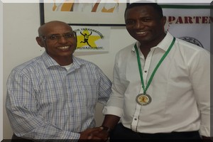Mr Bocar KANTE reçoit la médaille du Marathon International de Nouadhibou