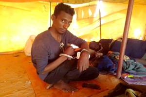 Une photo montre un comédien mauritanien menotté dans un centre de détention dans le nord du pays
