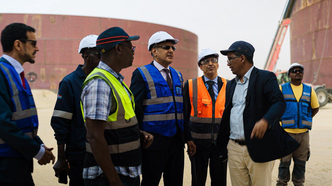 Mauritanie : le ministre de l’Énergie et du Pétrole inspecte le chantier de dépôts d’hydrocarbures près du port de Nouakchott