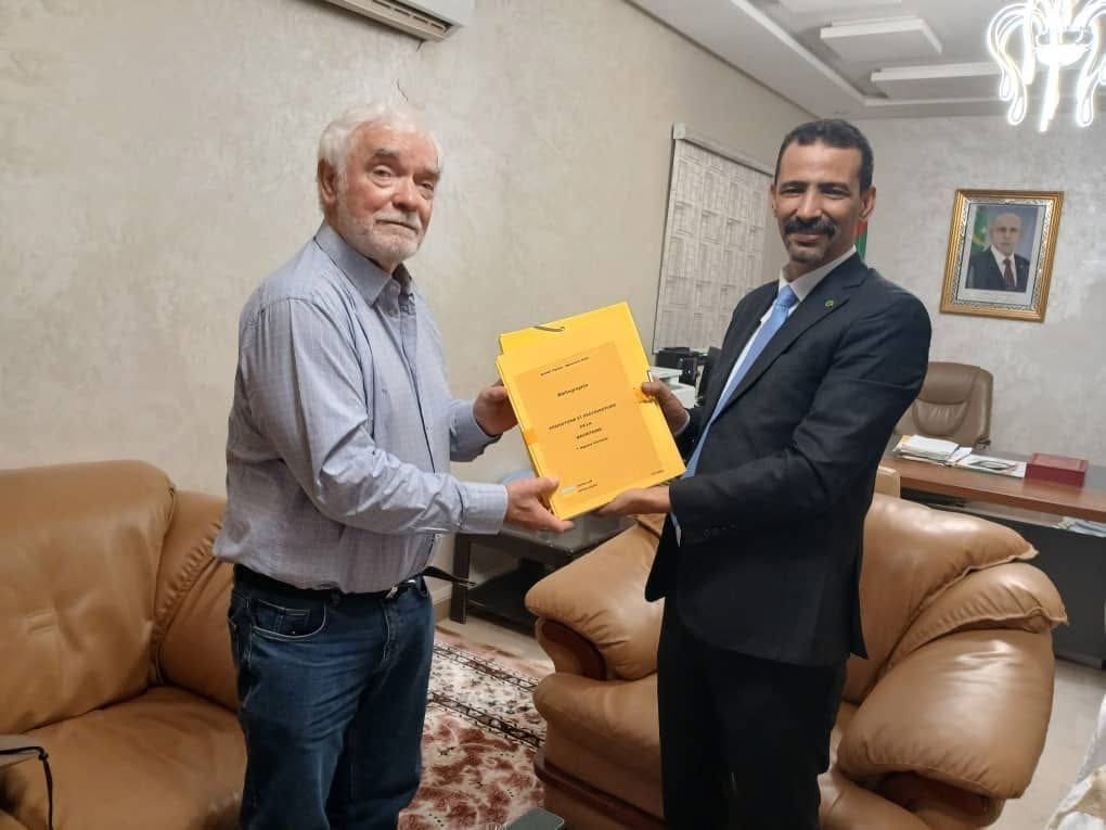 Un archéologue français remet au ministre de la culture les plus importantes recherches effectuées sur le patrimoine mauritanien au cours des années 70 