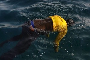 Un mort et un disparu après le renversement d’une pirogue en mer