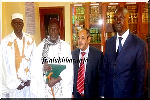 Le ministre des Affaires islamiques offre le Coran mauritanien à un imam sénégalais