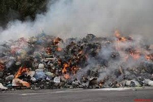 Les fumées dégagées par les incendies d’ordures contraignent des familles à quitter leurs maisons à Toujounine