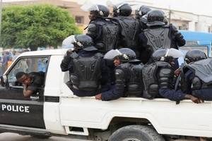 Une source sécuritaire : « pas de bandes organisées portant des armes blanches dans les rues »