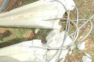 Les poteaux en béton armé déboulonnés par le vent [PhotoReportage]