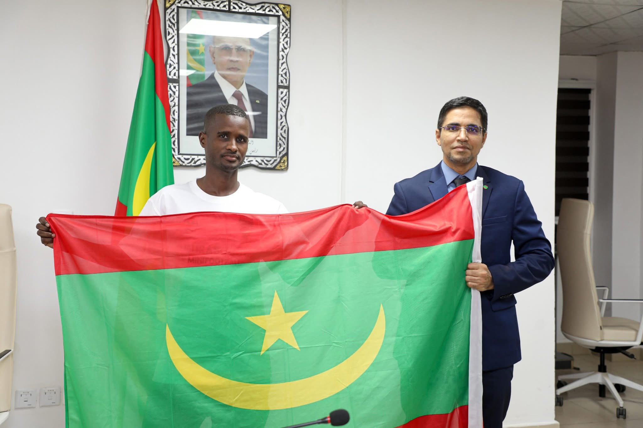 L’équipe nationale de minifootball reçoit le drapeau national en préparation de la Coupe d’Afrique en Libye