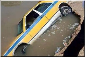 Des blogueurs partagent des photos de routes de Nouakchott encerclées par les  eaux