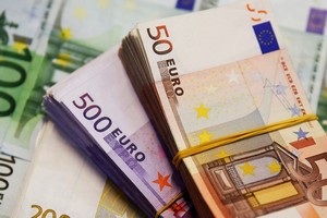 Algérie : Saisie d’une importante somme de devises dans des boites de dattes