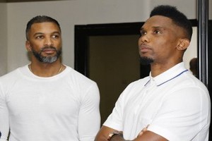 Quand Samuel Etoo et Habib Beye conseillent un jeune attaquant