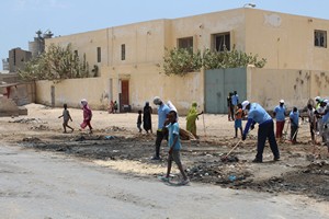 Le DG de la SOGECO et les employés de la société retroussent leurs manches pour rendre propre le Wharf