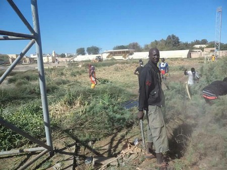 Pour sauver le stade du ksar de la disparition, des jeunes se mobilisent [PhotoReportage]