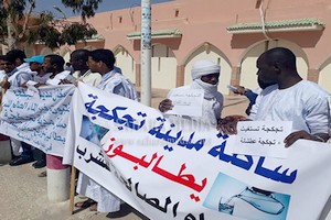 Les habitants de Tidjikja devant la présidence pour protester contre la soif