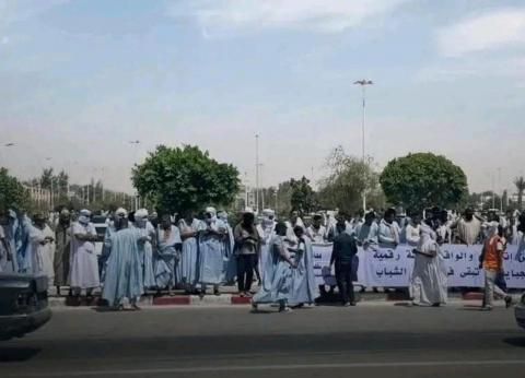Sit-in devant le parlement contre les taxes sur les téléphones