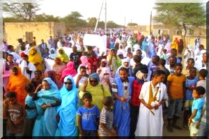 Aioun- Des dizaines de familles manifestent devant le Wali contre 'l'envoi' de leurs vivres aux refugiés maliens