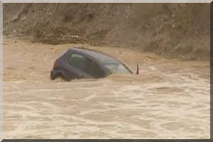 Atar/Pluie : un vehicule emporté par les eaux au niveau de la passe N’varech….Bus de transport bloqués